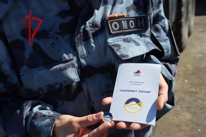 Сотрудница камчатского ОМОН Росгвардии получила удостоверение альпиниста России
