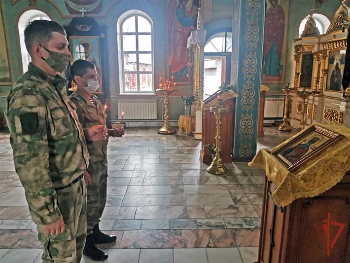 В Сибири росгвардейцы приняли участие в праздничном богослужении 