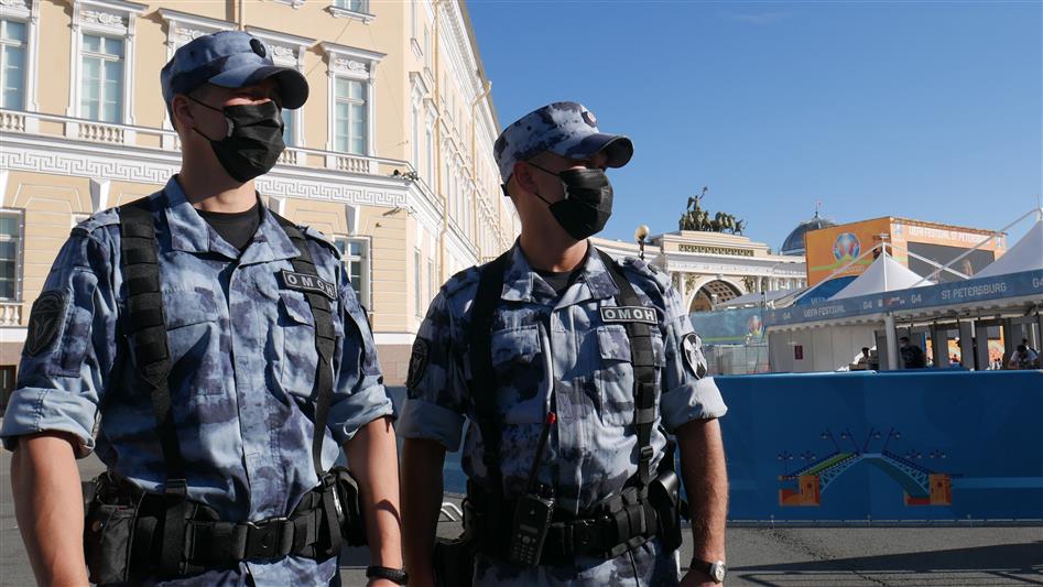 Росгвардейцы в Санкт-Петербурге отыскали в толпе болельщиков потерявшегося ребенка