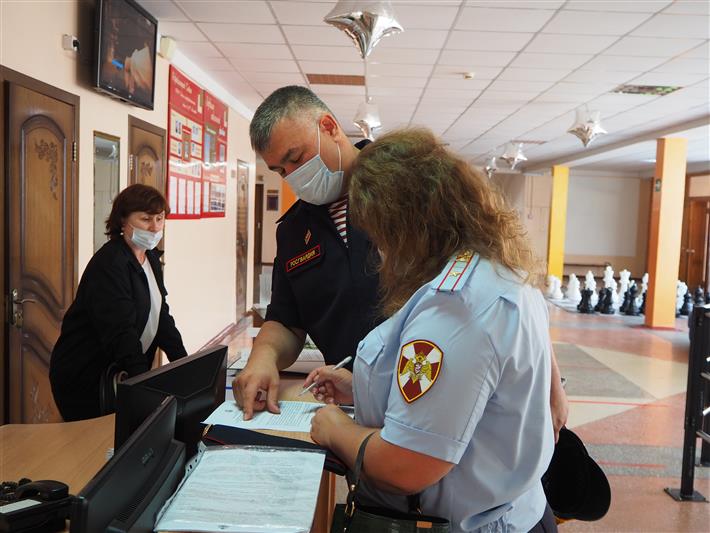 Росгвардейцы проверяют готовность образовательных учреждений Белгородской области к новому учебному году