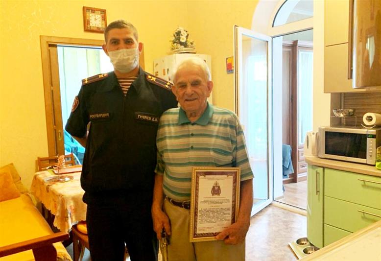  Севастопольские росгвардейцы поздравили с 96-летием ветерана Великой Отечественной войны