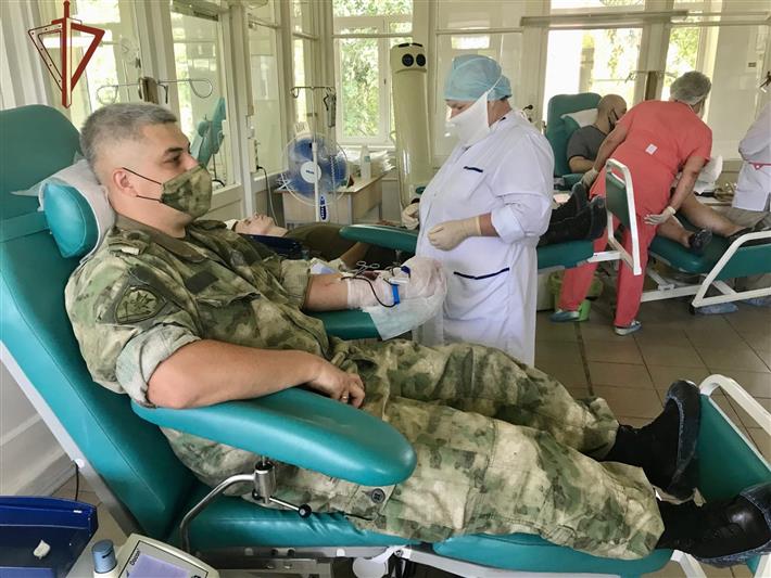 Более 6 литров крови сдали доноры из Росгвардии в Тверской области