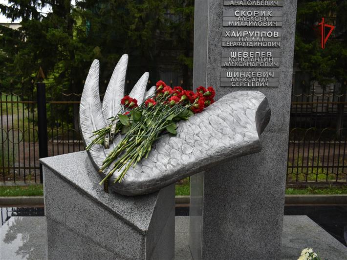 Военнослужащие и сотрудники Росгвардии почтили память погибших курсантов Томского училища связи