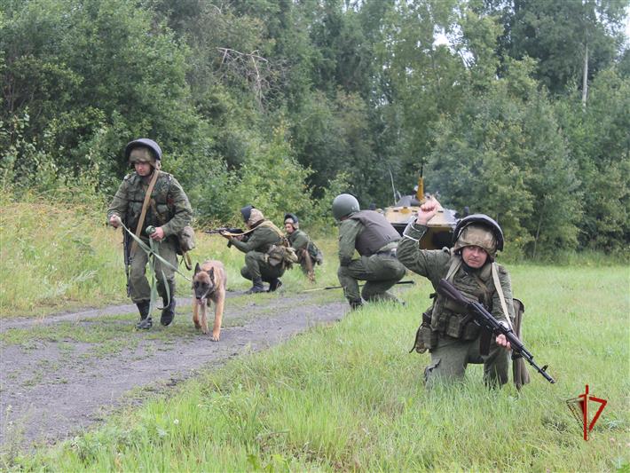 В Томской области в рамках учения «Заслон-2021» военнослужащие Росгвардии отработали действия по поиску и ликвидации бандгруппы