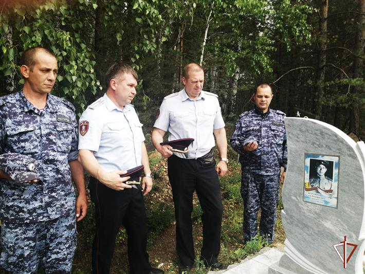Росгвардейцы на  Среднем Урале приняли участие в установке надгробия на могиле  фронтовика-разведчика