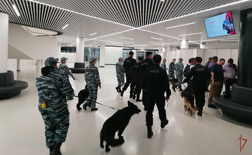  Сотрудники Росгвардии обеспечивают безопасность международной промышленной выставки на Среднем Урале