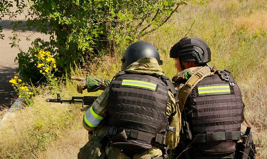 В рамках активной фазы учения «Заслон — 2021» в Оренбуржье росгвардейцы отработали тактические действия по нейтрализации условных вооруженных преступников