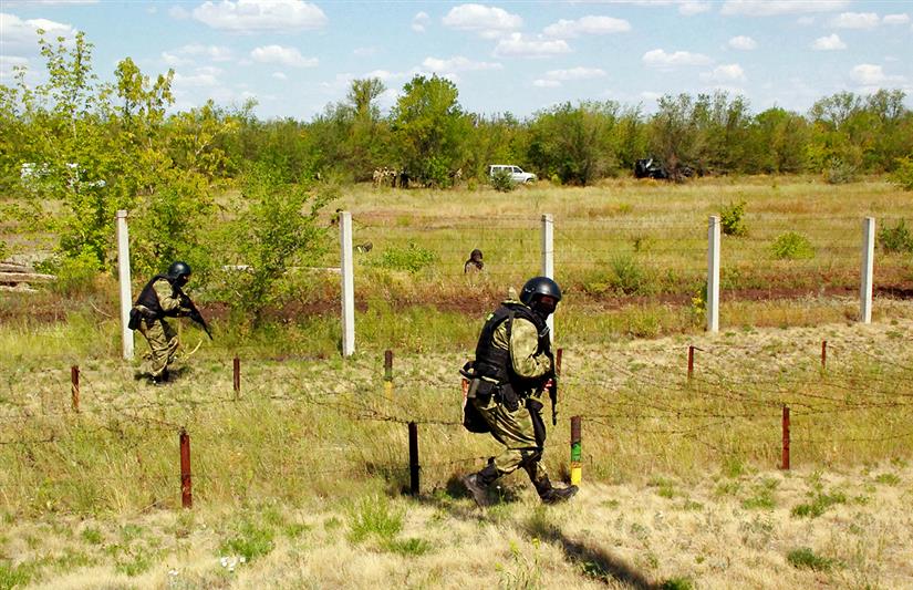 В рамках активной фазы учения «Заслон — 2021» в Оренбуржье росгвардейцы отработали тактические действия по нейтрализации условных вооруженных преступников