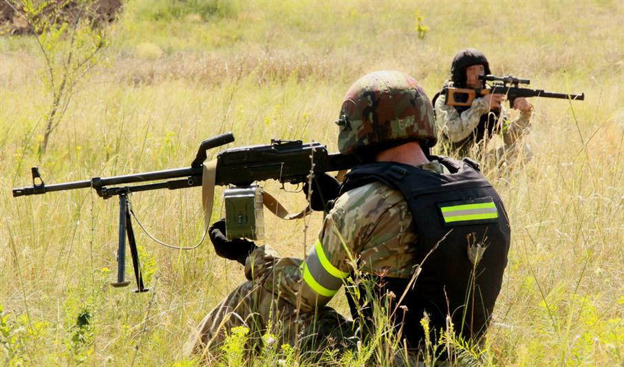 В рамках активной фазы учения «Заслон — 2021» в Оренбуржье росгвардейцы отработали тактические действия по нейтрализации условных вооруженных преступников