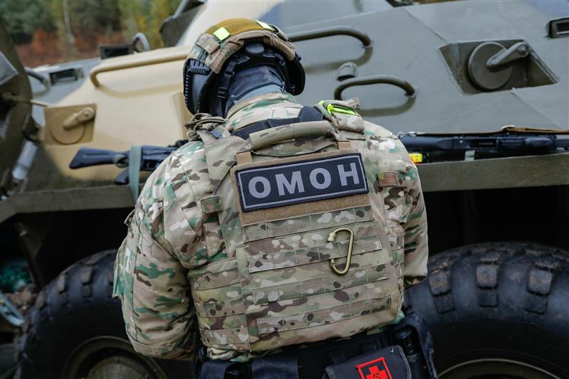 При силовой поддержке ОМОН Росгвардии в Белгородской области задержан подозреваемый в поджоге автомобиля