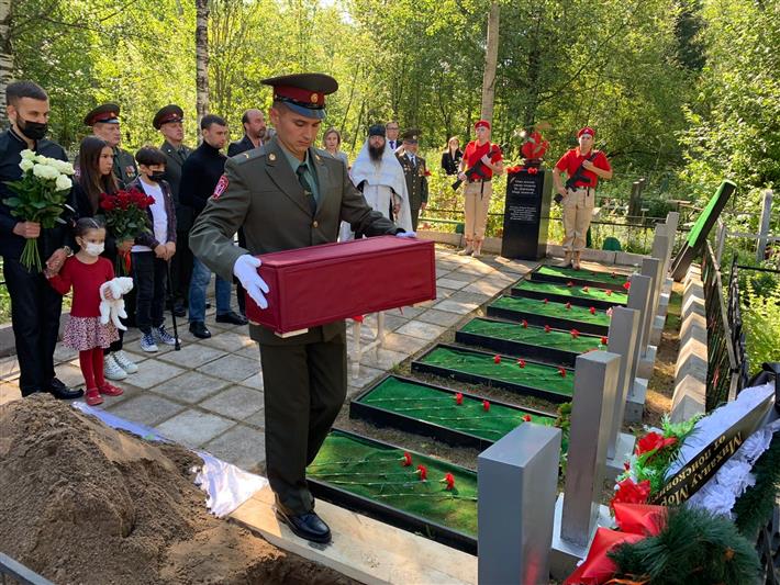 В Сыктывкаре военнослужащие Росгвардии захоронили капсулу с останками бойца Красной Армии