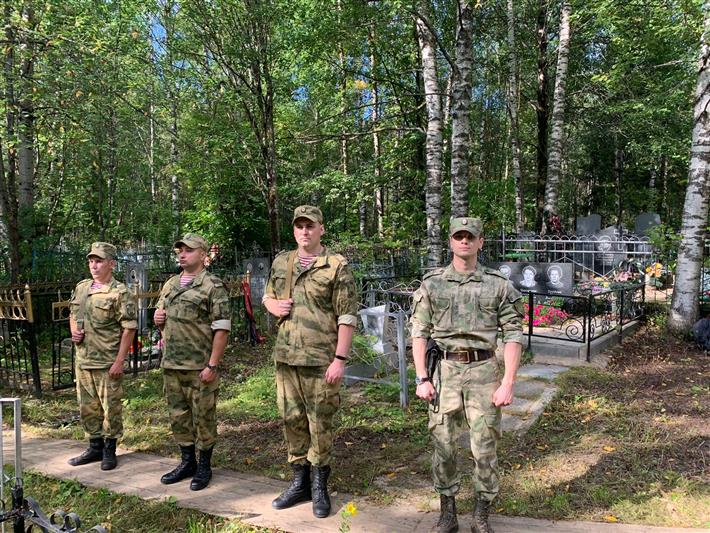 В Сыктывкаре военнослужащие Росгвардии захоронили капсулу с останками бойца Красной Армии