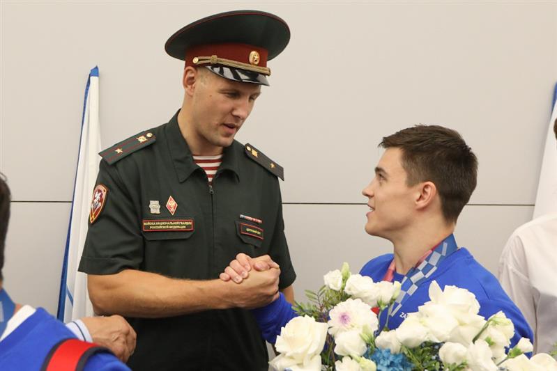Олимпийских чемпионов Росгвардии торжественно встретили в аэропорту Шереметьево (видео)