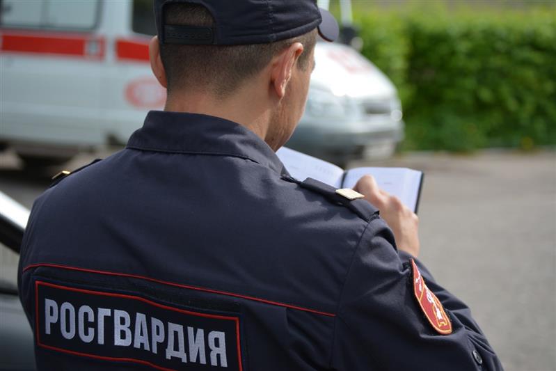 Сотрудники Росгвардии задержали агрессивного дебошира в медучреждении Омска