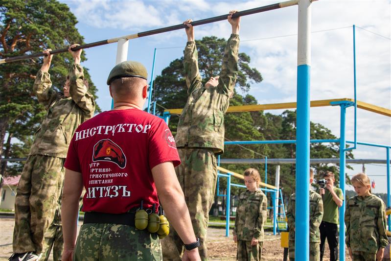 Военно-спортивные испытания для воспитанников патриотических центров прошли в Новосибирском военном институте Росгвардии 