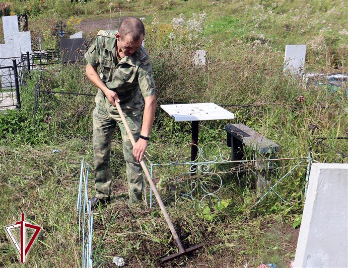 Военнослужащие Росгвардии облагородили места захоронения фронтовиков на Алтае