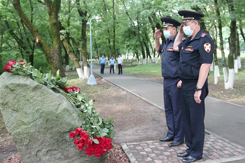 Губернатор Ростовской области вместе с росгвардейцами почтил память правоохранителя, погибшего при исполнении служебного долга