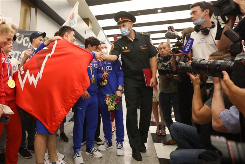 Олимпийских чемпионов Росгвардии торжественно встретили в аэропорту Шереметьево (видео)