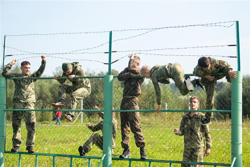 Военно-спортивные испытания для воспитанников патриотических центров прошли в Новосибирском военном институте Росгвардии 