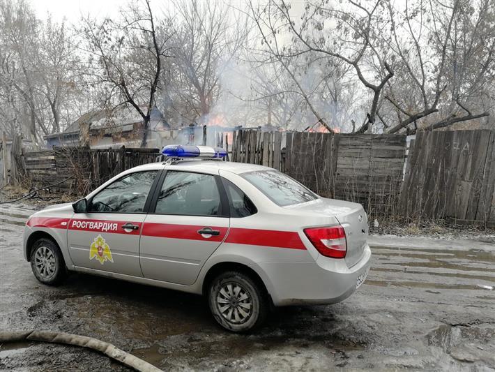 Липецких росгвардейцев наградили за спасение людей из огня
