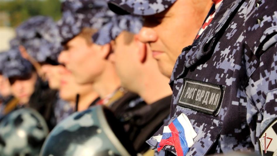 При поддержке Росгвардии в Екатеринбурге и Югре торжественно отметили День государственного флага