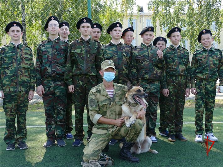 Выступлением кинологов и мастер-классом от спецназа завершилась акция «Каникулы с Росгвардией» в Томске