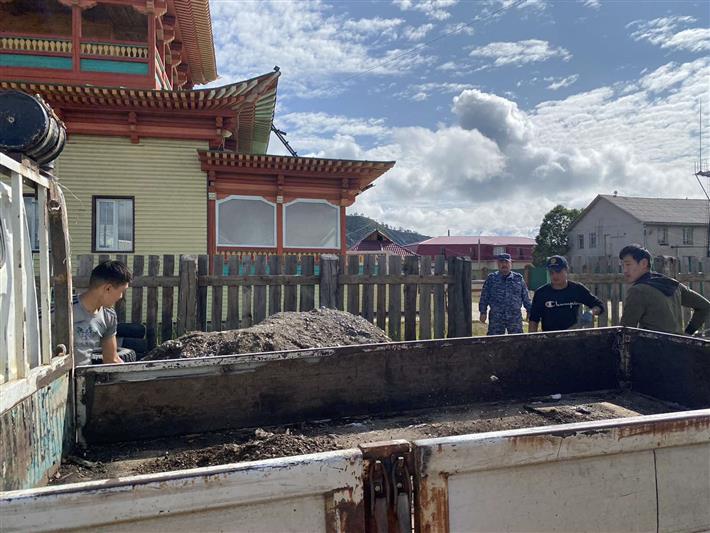 Сотрудники Росгвардии участвуют в возведении буддийской святыни в Бурятии