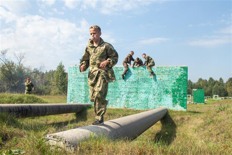 Военно-спортивные испытания для воспитанников патриотических центров прошли в Новосибирском военном институте Росгвардии 