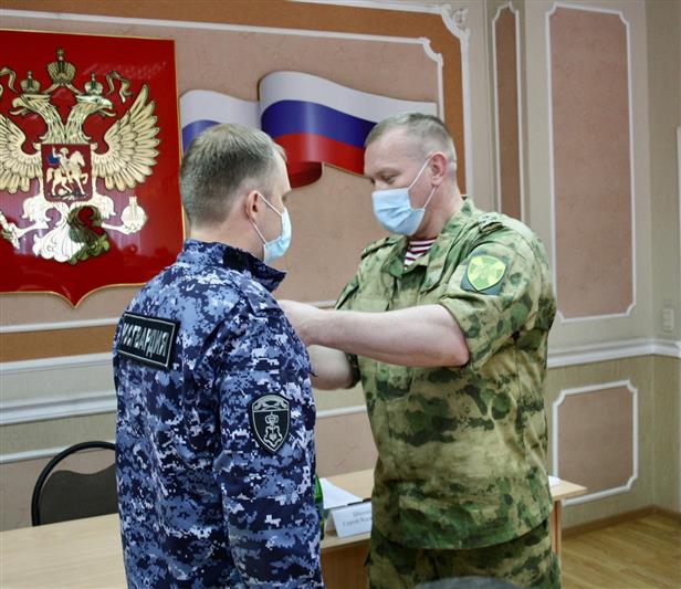 Липецких росгвардейцев наградили за спасение людей из огня