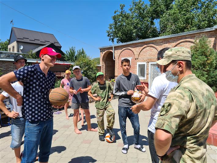 Военнослужащие Росгвардии провели спортивное мероприятие для детей из подшефного социального учреждения в Моздоке