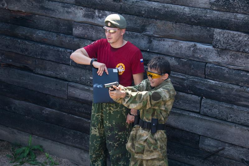 Военно-спортивные испытания для воспитанников патриотических центров прошли в Новосибирском военном институте Росгвардии 