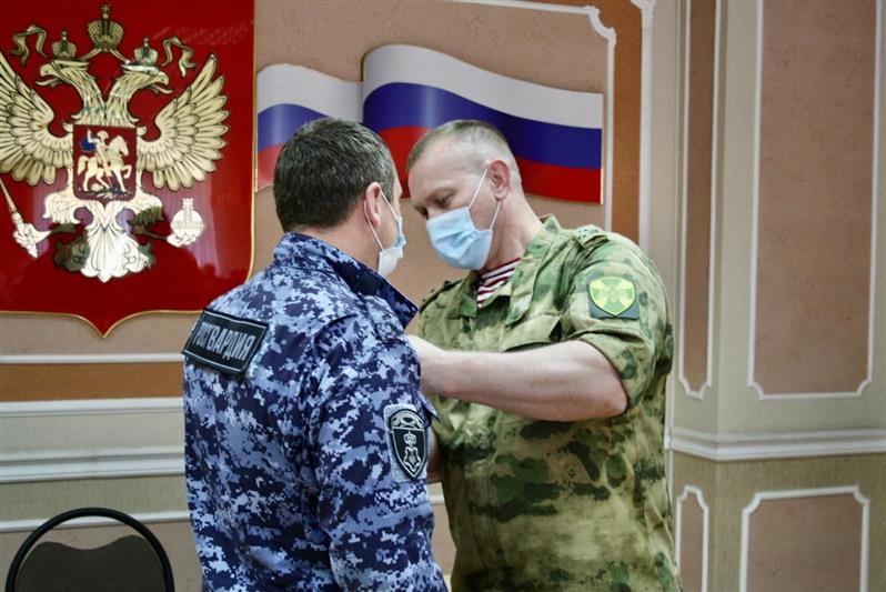 Липецких росгвардейцев наградили за спасение людей из огня