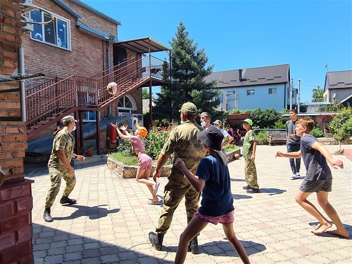 Военнослужащие Росгвардии провели спортивное мероприятие для детей из подшефного социального учреждения в Моздоке