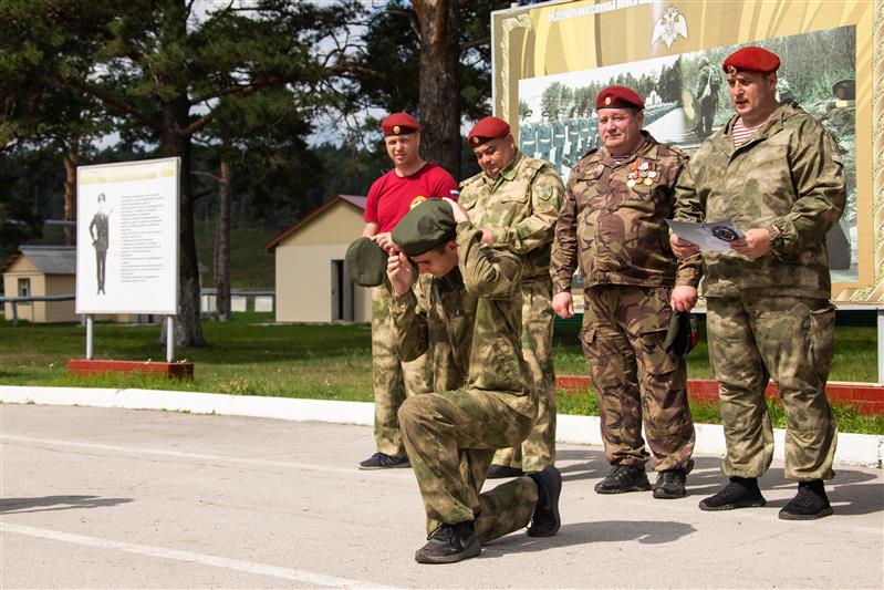 Военно-спортивные испытания для воспитанников патриотических центров прошли в Новосибирском военном институте Росгвардии 