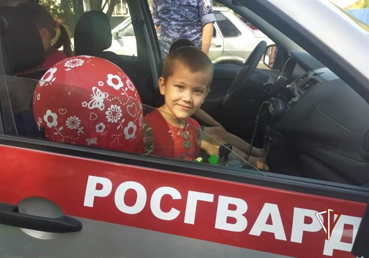 В Тюмени представители Росгвардии поздравили социальное учреждение с 20-летним юбилеем и Днём создания Всероссийского общества инвалидов