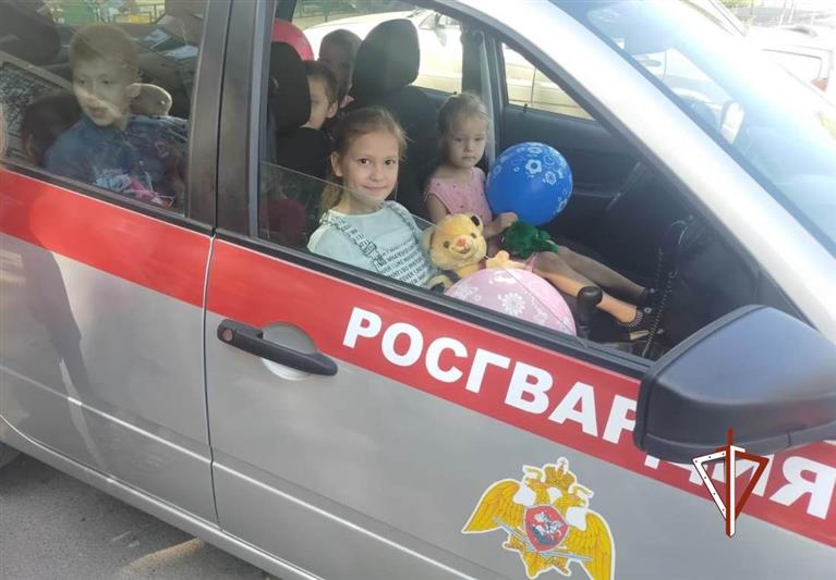 В Тюмени представители Росгвардии поздравили социальное учреждение с 20-летним юбилеем и Днём создания Всероссийского общества инвалидов