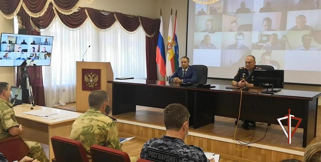 Тюменских росгвардейцев поздравили с Днем государственного флага Российской Федерации