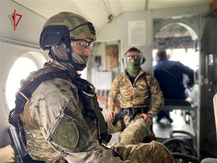 В Томске сотрудники ОМОН Росгвардии отработали спуски с вертолета беспарашютным способом