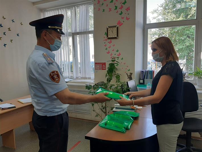 В Башкирии росгвардейцы поддержали благотворительную акцию «Помоги собраться в школу»