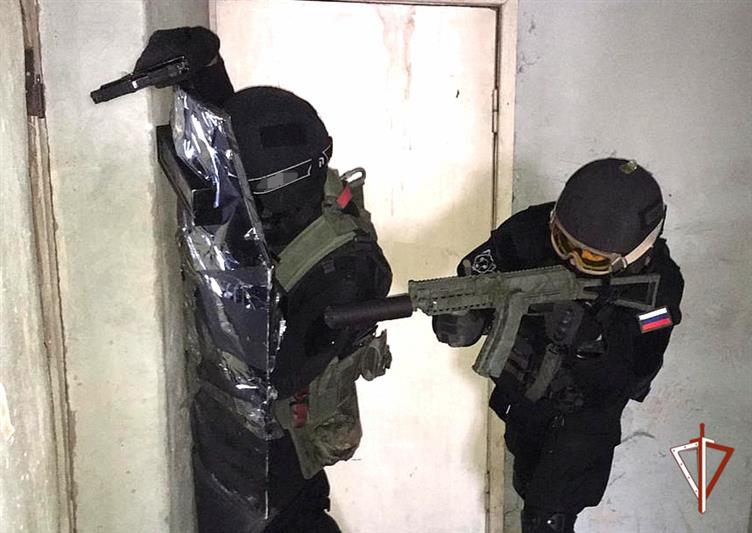 При поддержке СОБР Росгвардии В Зауралье задержан подозреваемый в серии мошенничеств