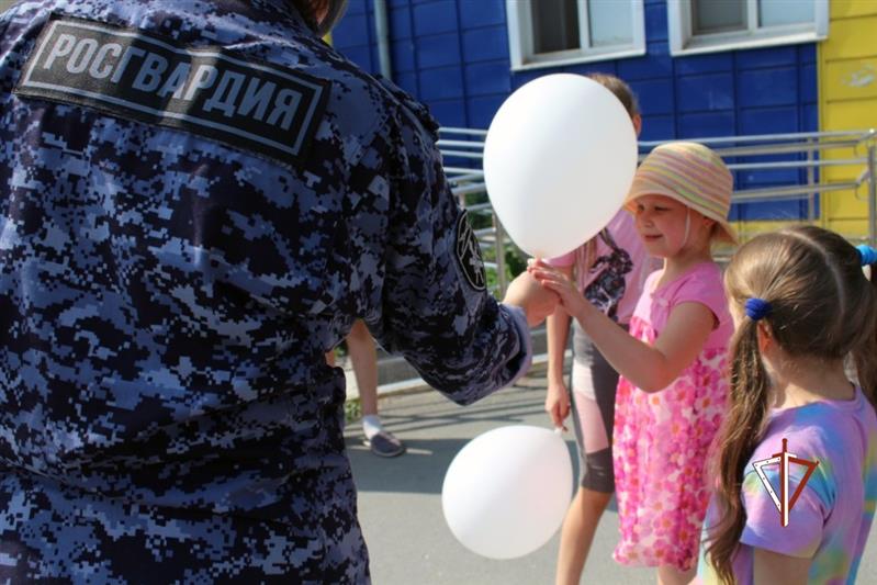 Тюменские росгвардейцы поздравили с государственным праздником детей с ограниченными возможностями здоровья 