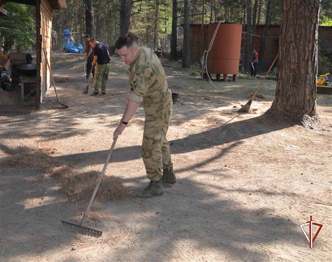 Росгвардейцы оказали помощь в благоустройстве территории одного из курганских храмов