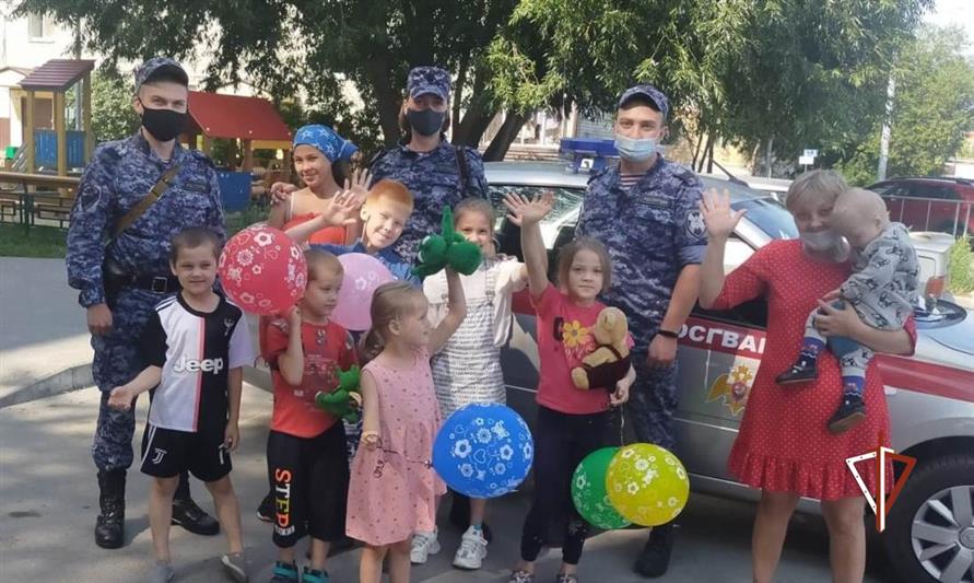 В Тюмени представители Росгвардии поздравили социальное учреждение с 20-летним юбилеем и Днём создания Всероссийского общества инвалидов