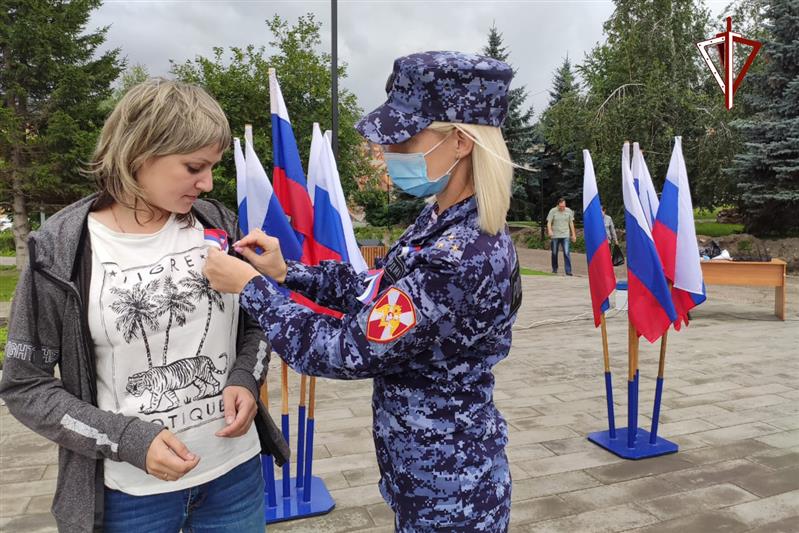 Военнослужащие и сотрудники Сибирского округа  Росгвардии отметили День Государственного флага России