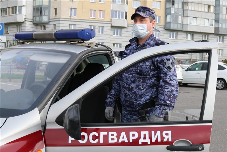 Сотрудники Росгвардии нашли и вернули родителям потерявшуюся в Петербурге 7-летнюю девочку