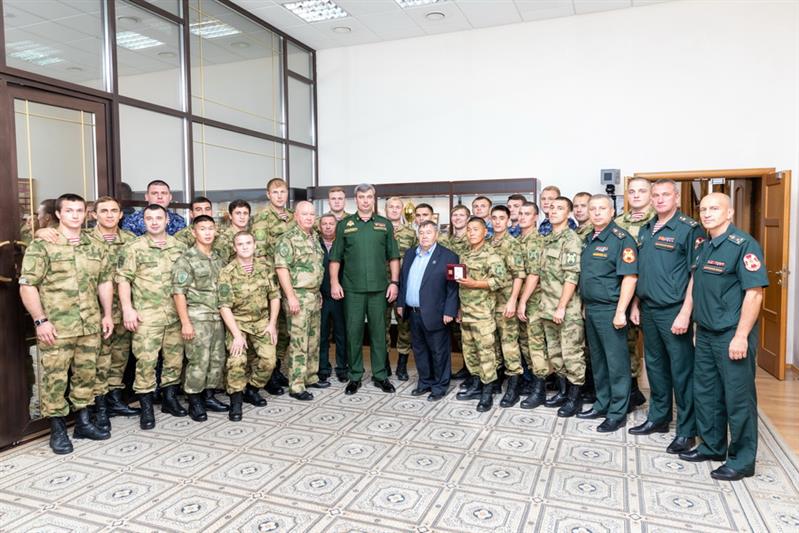 Заместитель директора Росгвардии генерал-лейтенант Роман Гаврилов вручил ведомственные награды войсковым спортсменам 