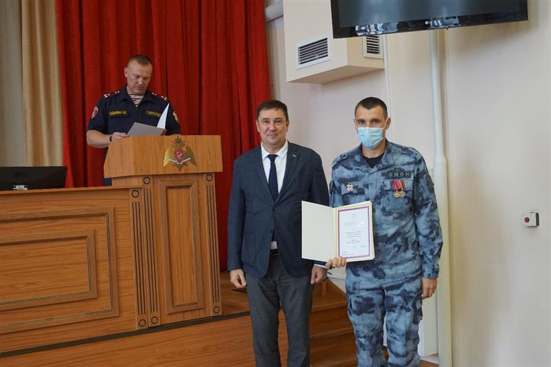 Главный федеральный инспектор по Липецкой области вручил благодарственные письма росгвардейцам