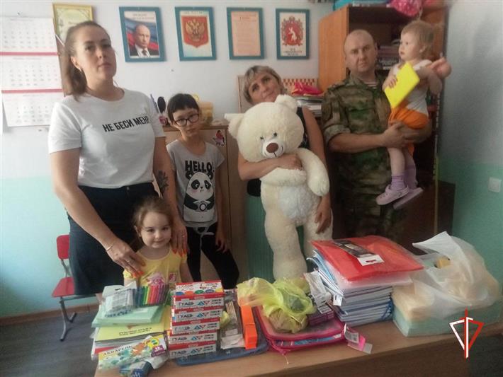 Уральские росгвардейцы поддержали акцию «Собери ребёнка в школу»