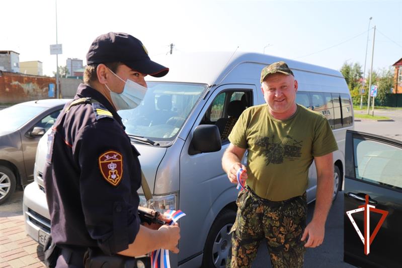 При поддержке Росгвардии в Екатеринбурге и Югре торжественно отметили День государственного флага