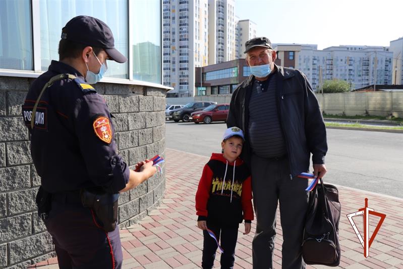 При поддержке Росгвардии в Екатеринбурге и Югре торжественно отметили День государственного флага